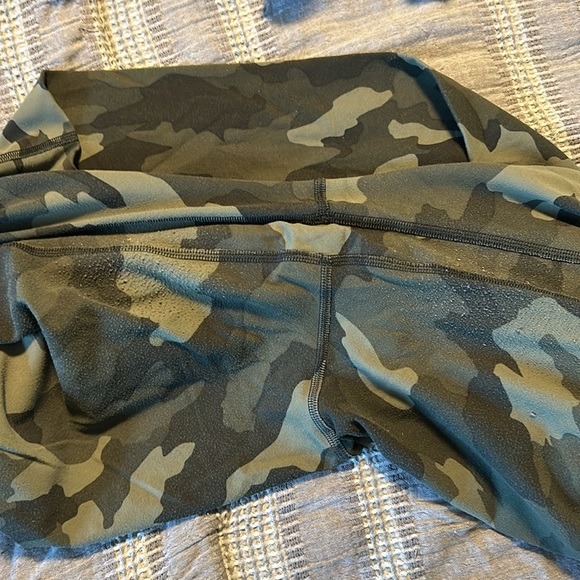 Lululemon align camo legging size 18 - Picture 4 of 4